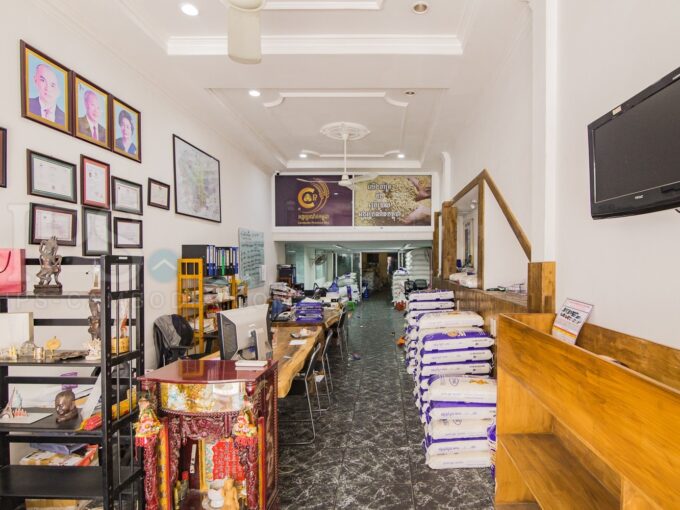 4 Bedroom Shophouse For Rent - Daun Penh