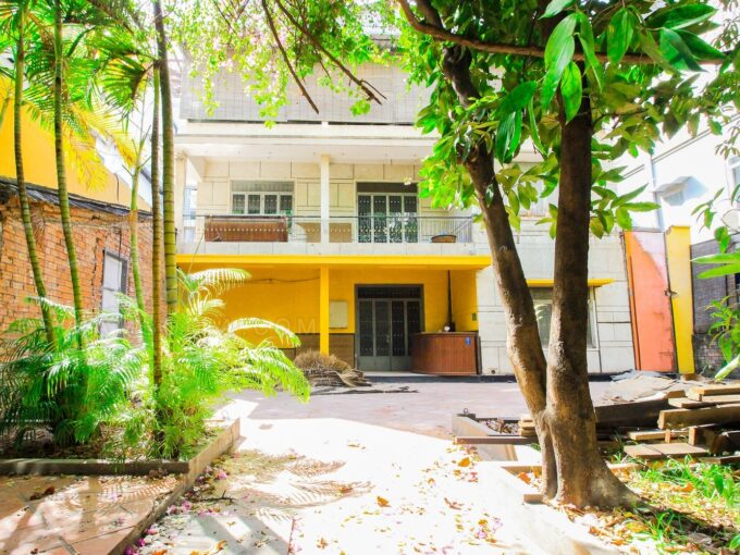 4 Bedroom Commercial Villa For Rent - BKK1
