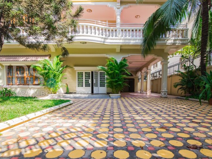 5 Bedrooms Villa For Rent - BKK1