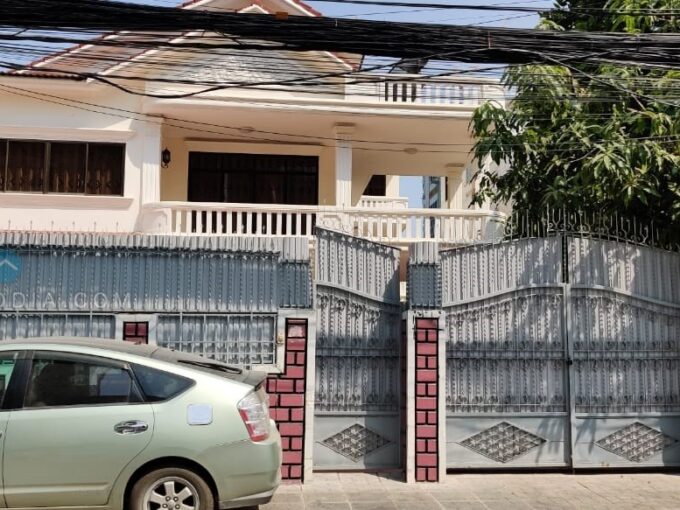 8 Rooms Commercial Villa For Rent in Daun Penh