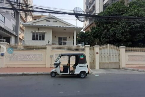 8 Room Villa For Rent - BKK1