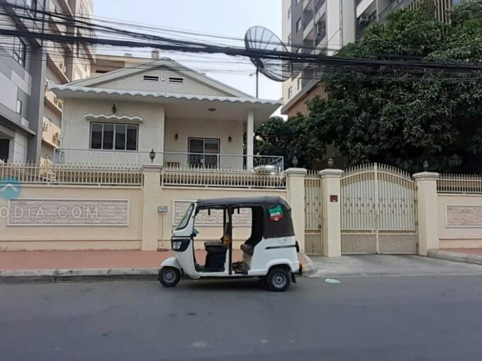 8 Room Villa For Rent - BKK1