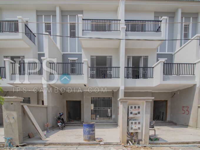 4 Bedroom Link House For Sale - Chaom Chau