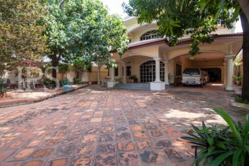 8 Bedroom Commercial Villa For Rent - BKK1