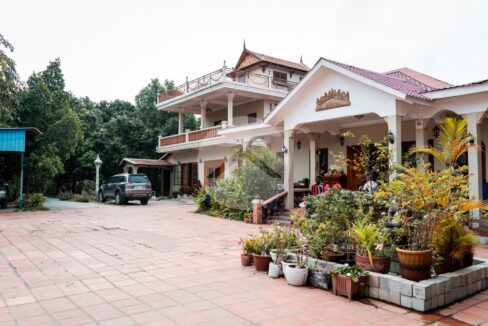 6120 Sqm Property With 2 Villas For Rent - Nirouth