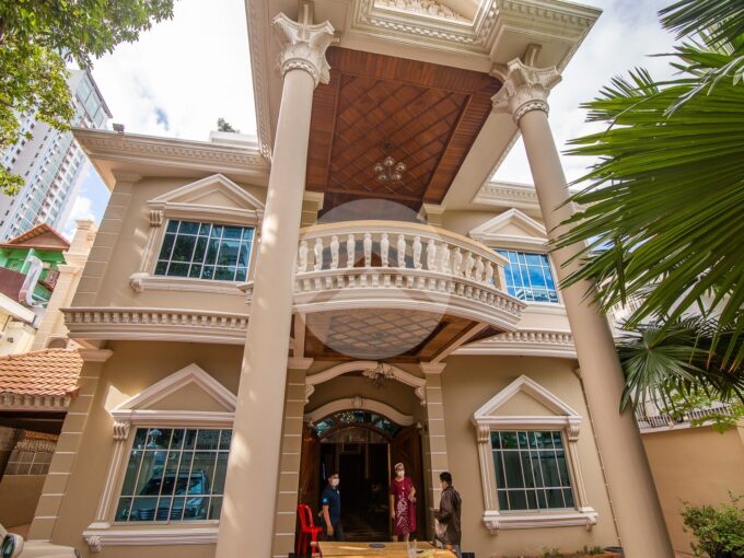 7 Bedroom Villa For Rent - BKK1