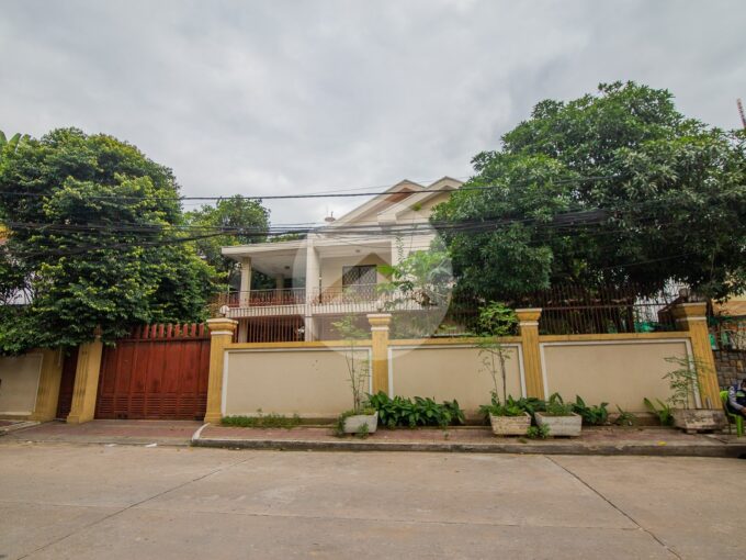 5 Bedroom Villa For Sale in Daun Penh