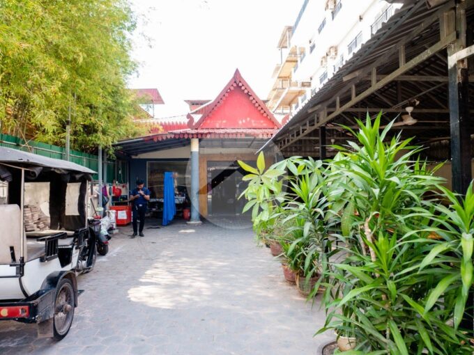 6 Bedroom Commercial Shophouse For Rent - Svay Dangkum