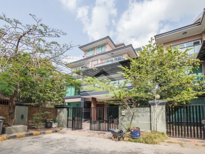 9 Bedroom Villa For Sale - Borey 999 New York