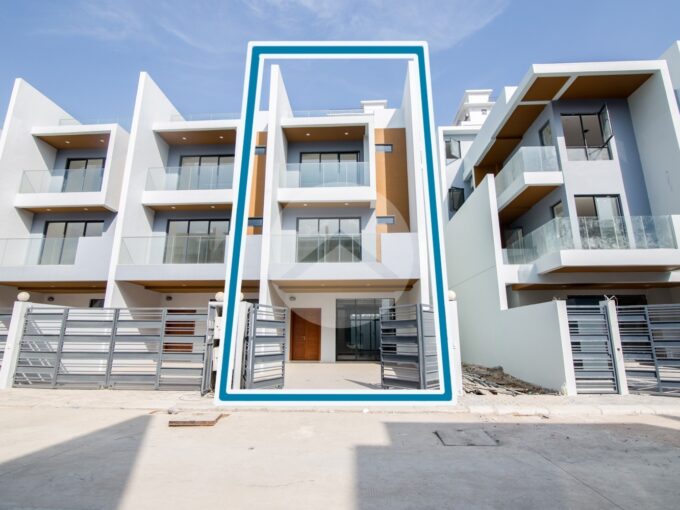 4 Bedrooms Link House Side Corner For Sale - Borey Woodland -Hun Sen Blvd