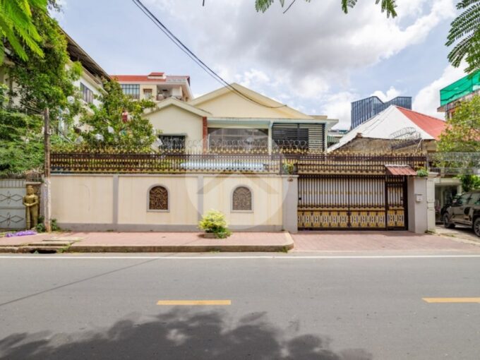 8 Bedroom Villa For Sale