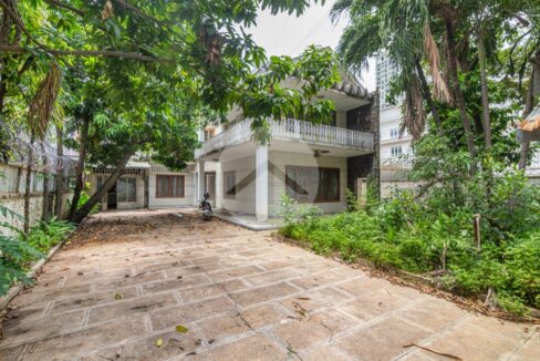 4 Bedrooms Commercial Villa For Rent - BKK1