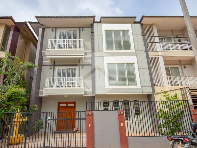 5 Bedroom Commercial Shophouse For Rent - Svay Dangkum