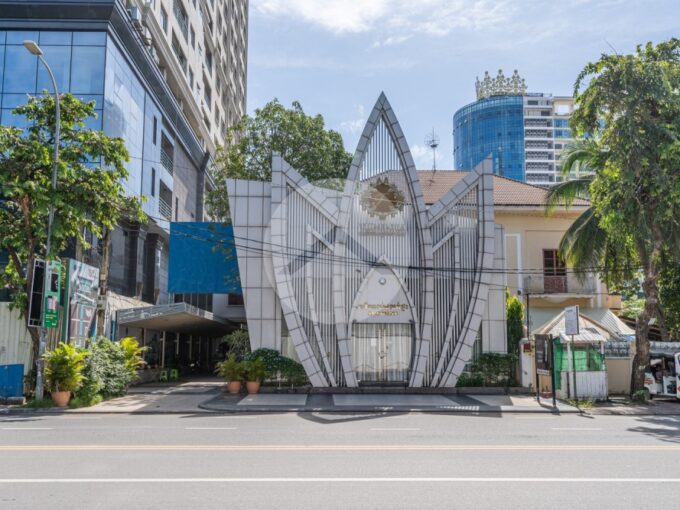 8 Bedroom Commercial Villa For Rent - Monivong BLVD