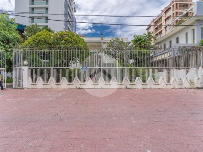 8 Bedroom Commercial Villa For Rent - Beoung Raing