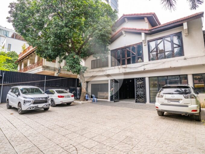 4 Bedroom Commercial Villa For Rent - BKK1