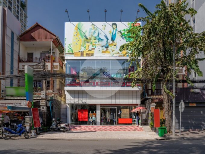 924 Sqm Commercial Shophouse For Rent - BKK1