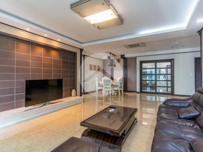 3 Bedroom Condo For Rent - De Castle Royal
