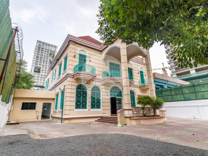 8 Bedroom Commercial Villa For Rent - BKK1