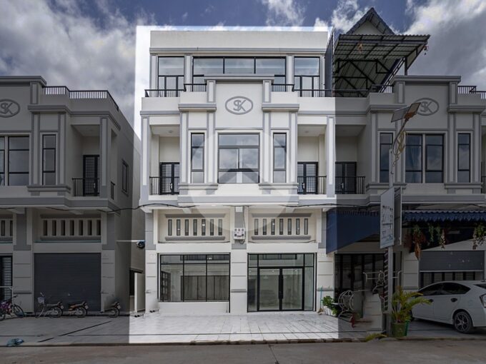 5 Bedroom Shophouse  For Rent - Veal Sbov