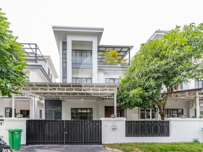 5 Bedroom Villa For Rent - Villa Town