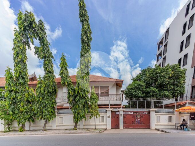 5 Bedroom Villa For Sale in Chroy Chongva