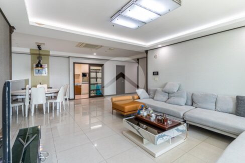 3 Bedroom Condo For Rent - De Castle Royal