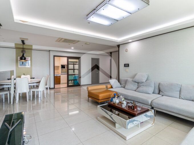 3 Bedroom Condo For Rent - De Castle Royal