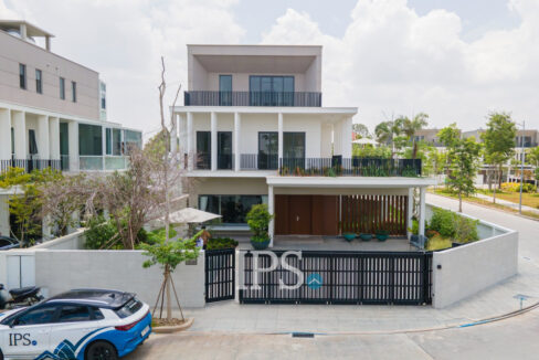 5 Bedroom Luxury Villa For Sale - Borey Chankiri