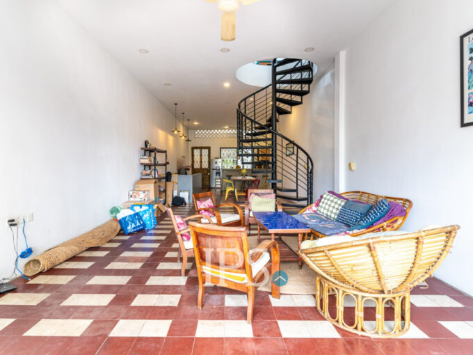 3 Bedroom Renovated Apartment For Rent - Wat Phnom