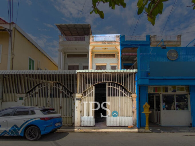 5 Bedroom Townhouse For Sale - Phsar Daeum Thkov