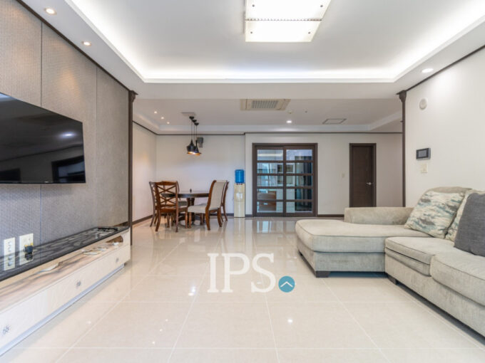 3 Bedroom Condo For Rent - De Castle Royal