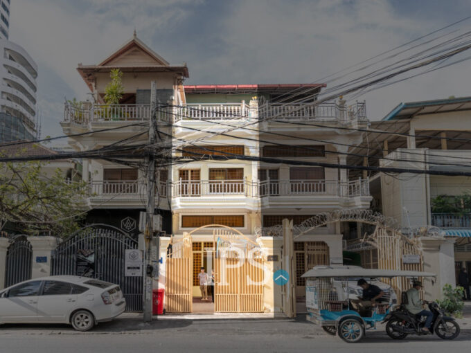 4 Bedroom Shophouse For Rent - BKK1