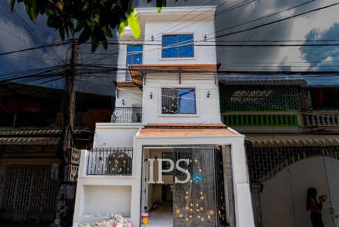 4 Bedroom Flat For Rent - Teuk Thla