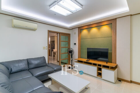 1 Bedroom Condo For Rent - De Castle Royal