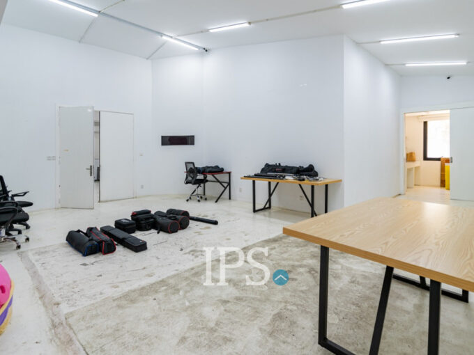 200 Sqm Office Space For Rent - BKK1