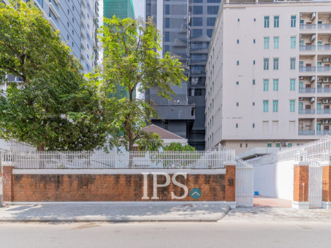 5 Bedroom Commercial Villa For Rent - BKK1