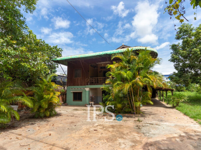 4 Bedroom Wooden House For Rent - Sala Kamreuk