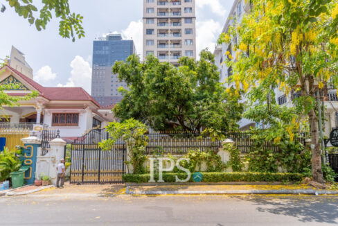 7 Bedroom Commercial Villa For Rent - BKK1