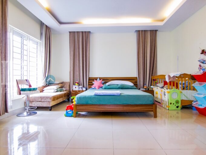 Townhouse for Rent in Sen Sok - 4 Bedrooms