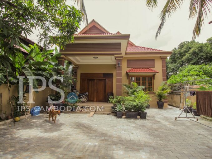 Villa 3 Bedroom  For Sale in Slor Kram